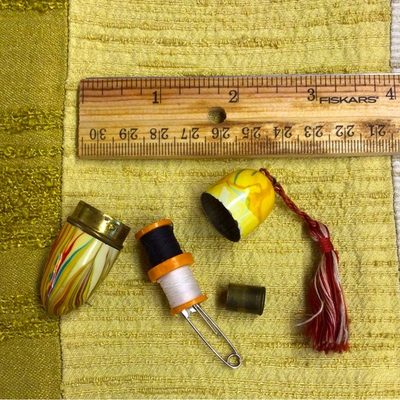 Antique needle/thread holder. Metal with enamel cover. Beautiful condition. - Picture 7 of 7